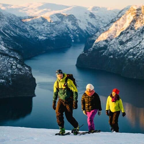 passeggiata-con-guida-con-le-ciaspole-sulla-montagna-di-Aurland