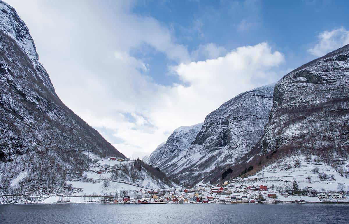 Fiordi Norvegesi: Naeroyfjord vista innevata