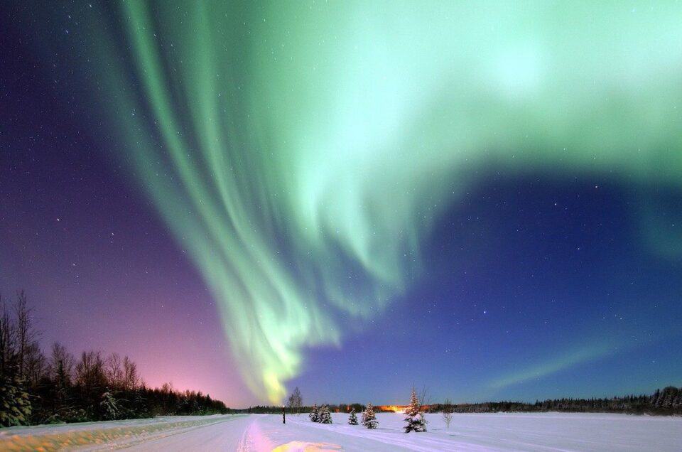 Aurora-Boreale-e-Lapponia-tra-le-nevi