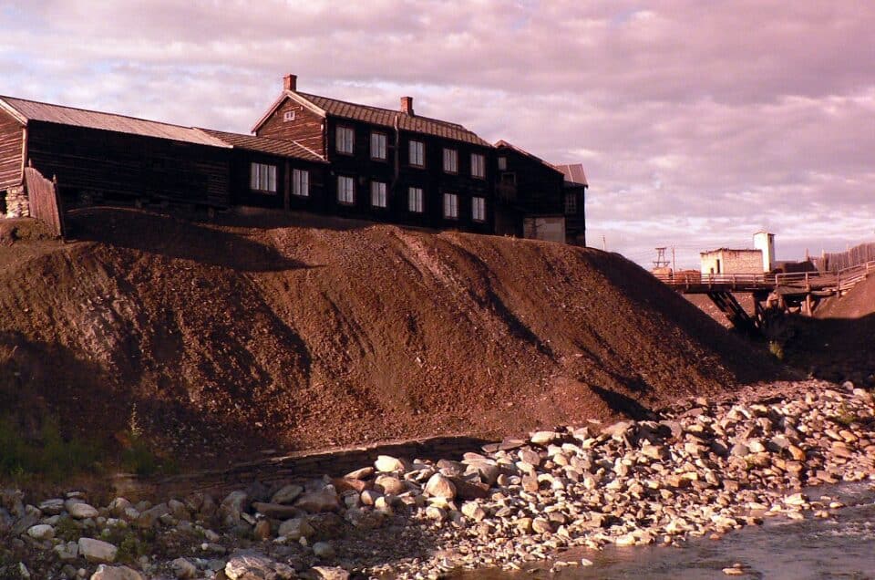 A Røros i tetti di fiori e le miniere di rame