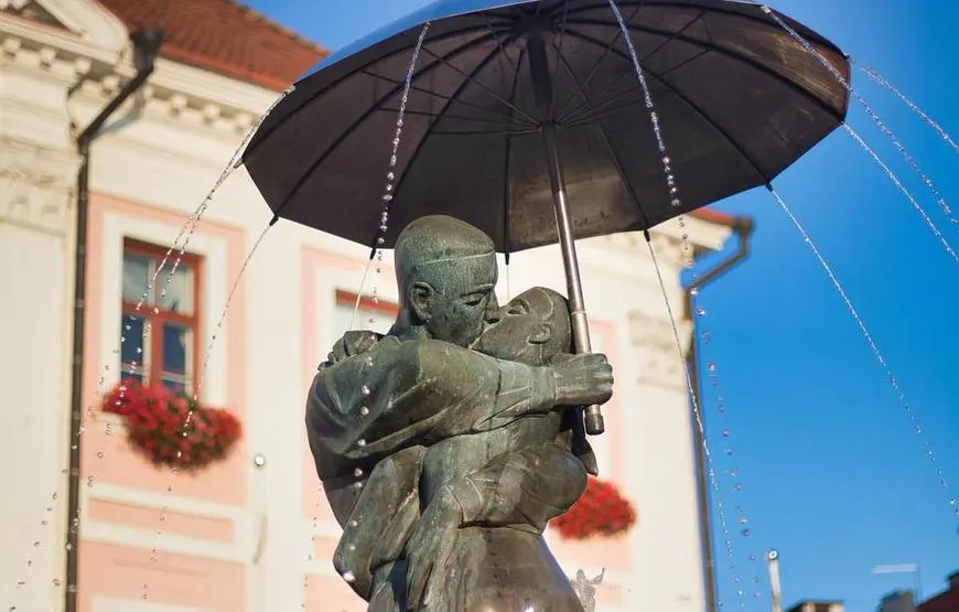 tour-paesi-baltici-fontana-degli-amanti-tallin