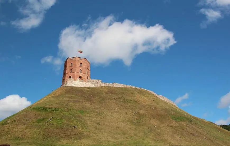 tour-paesi-baltici-vilnius-torre-e-collina-di-gediminas-1-