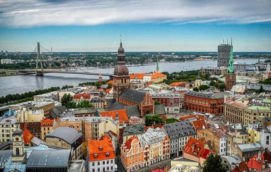 riga-mercatini-natalizi-lettonia-paesaggio-ponte